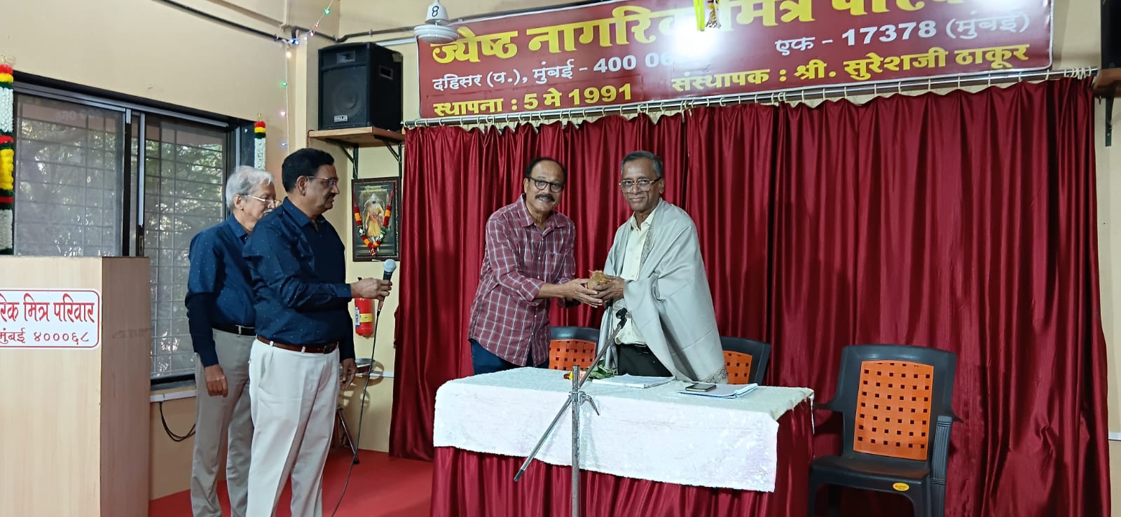 Sandeep Parulkar being felicitated at ceremony